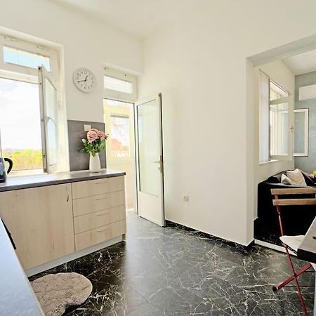 Cozy 1-Bedroom Flat In The Very Center Of Софія Екстер'єр фото