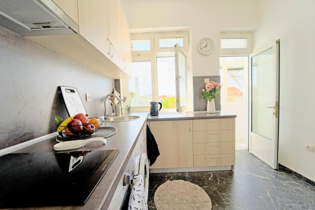 Cozy 1-Bedroom Flat In The Very Center Of Софія Екстер'єр фото