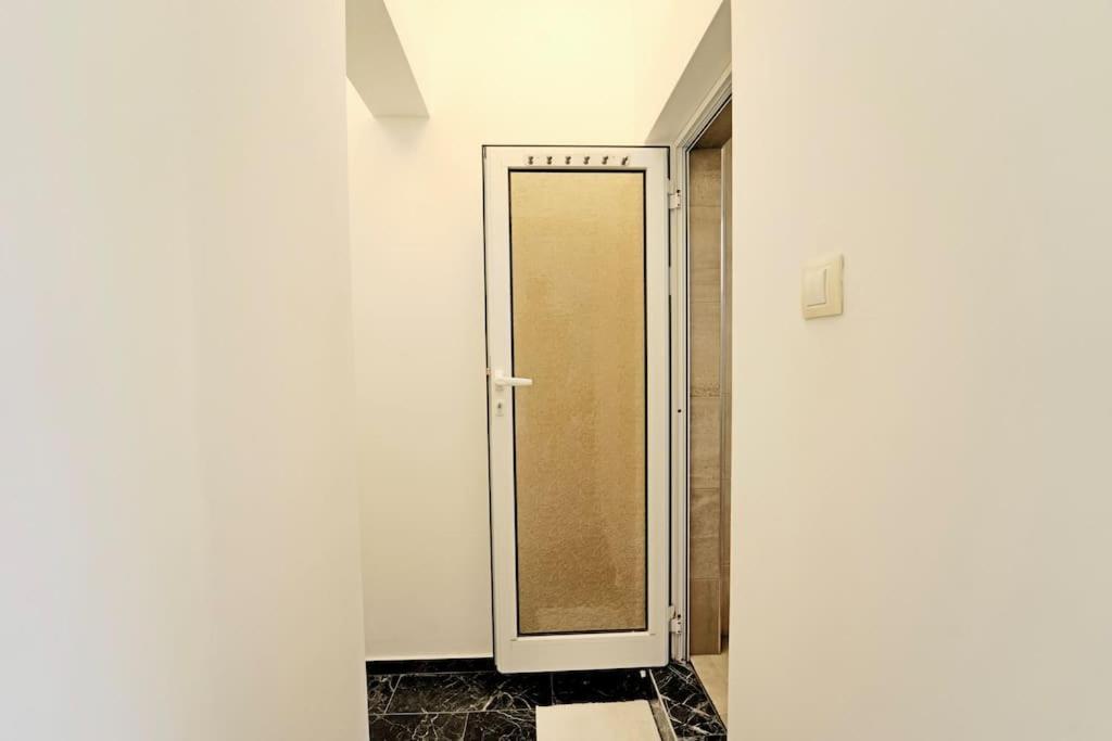 Cozy 1-Bedroom Flat In The Very Center Of Софія Екстер'єр фото