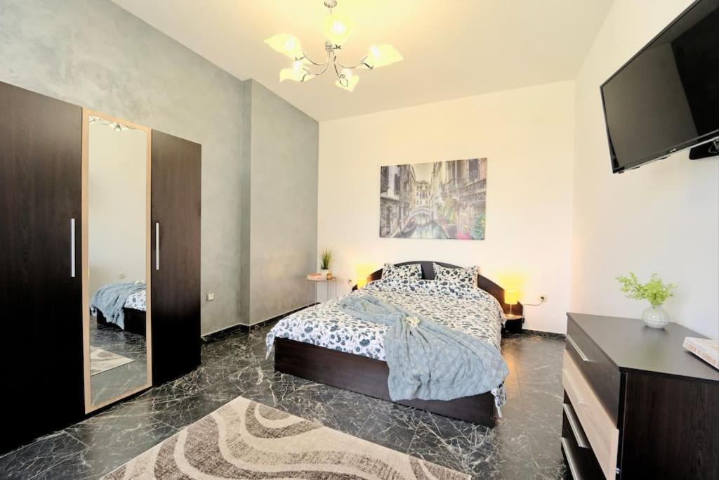 Cozy 1-Bedroom Flat In The Very Center Of Софія Екстер'єр фото