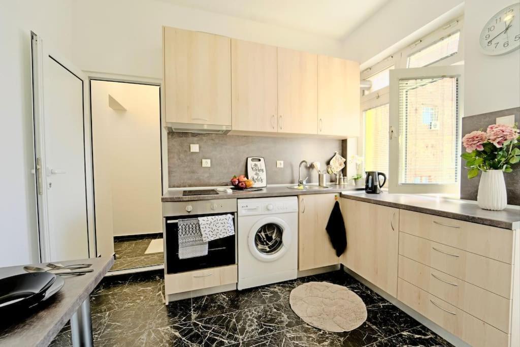 Cozy 1-Bedroom Flat In The Very Center Of Софія Екстер'єр фото