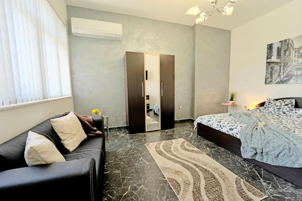 Cozy 1-Bedroom Flat In The Very Center Of Софія Екстер'єр фото
