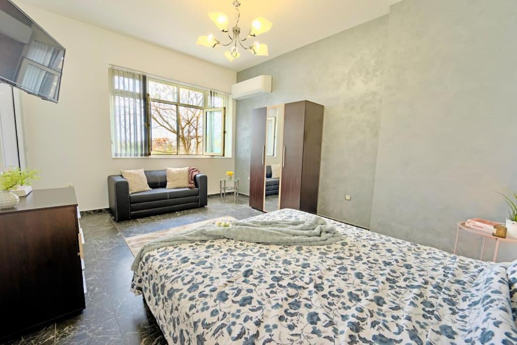 Cozy 1-Bedroom Flat In The Very Center Of Софія Екстер'єр фото