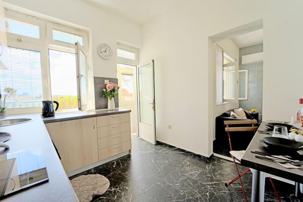Cozy 1-Bedroom Flat In The Very Center Of Софія Екстер'єр фото