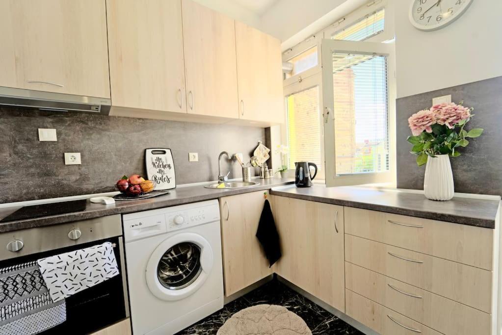 Cozy 1-Bedroom Flat In The Very Center Of Софія Екстер'єр фото